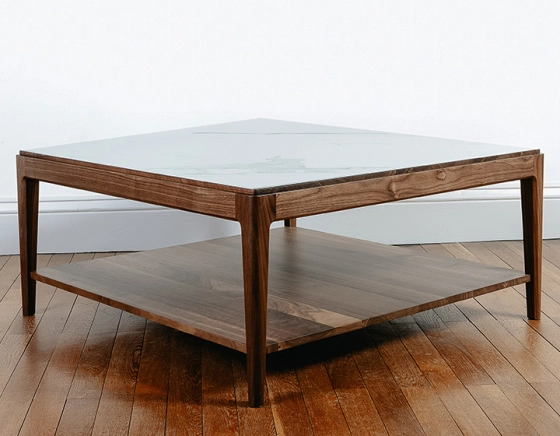 Table basse carrée en noyer et céramique avec tablette en bois teinte naturelle plateau céramique effet marbre blanc 100x100 cm