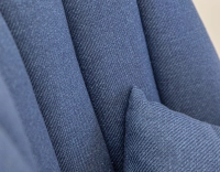 Fauteuil design bois teinte merisier et tissu bleu marine