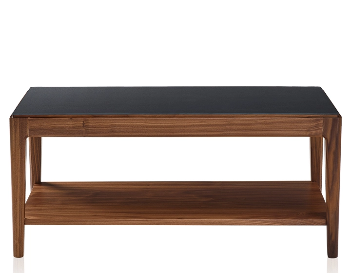 Table basse rectangulaire en noyer et céramique avec tablette en bois teinte naturelle plateau céramique noir unie 100x50 cm