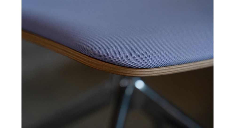 Chaise de bureau à roulettes dossier bois teinte naturelle assise en tissu mauve