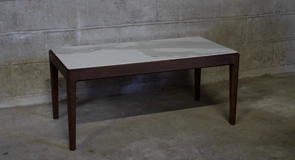 Mesa de centro rectangular de roble y cerámica con madera tintada marrón oscuro tablero cerámico efecto mármol blanco 100x050 cm