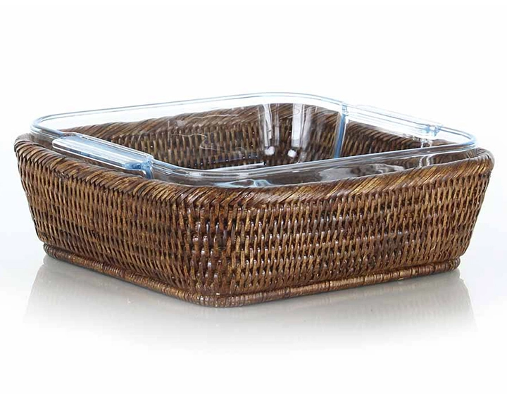 Fuente de pyrex cuadrada con soporte de ratán marrón