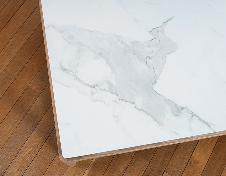 Mesa de centro cuadrada de roble y cerámica con estante en madera tinte natural tablero cerámico efecto mármol blanco 100x100 cm
