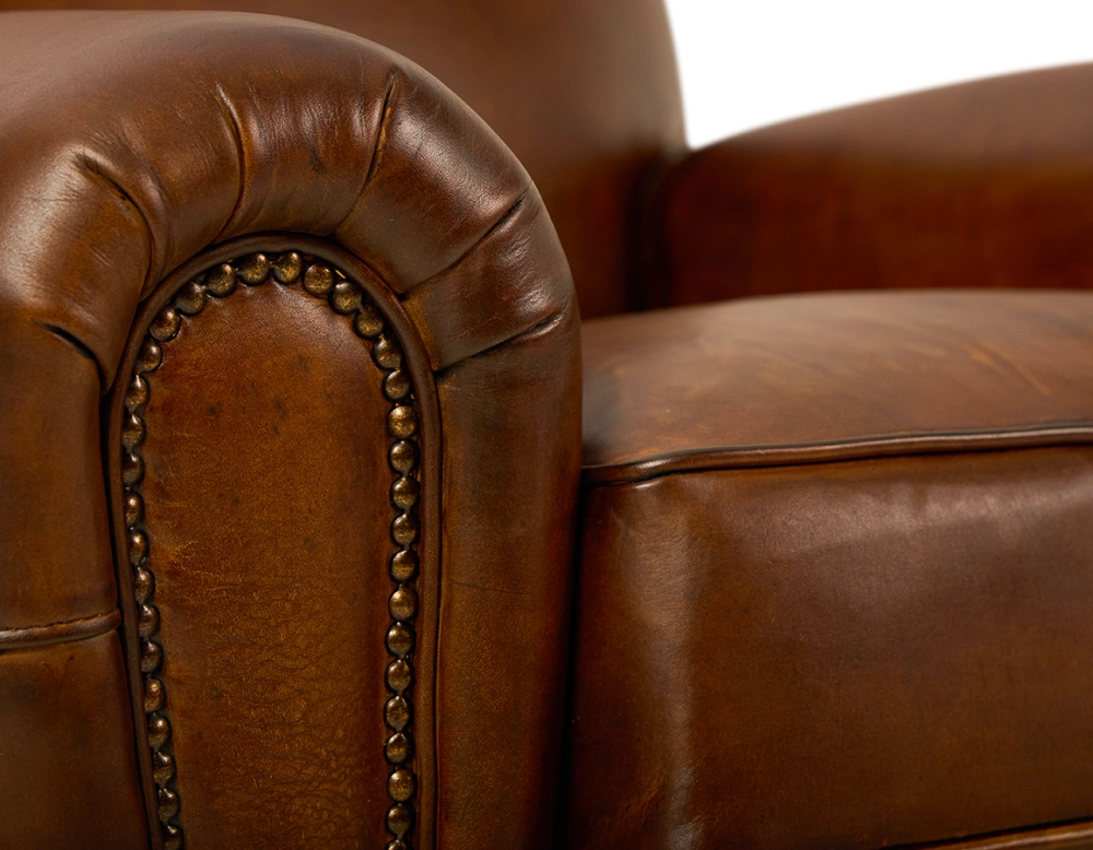 Fauteuil club cuir marron vintage accoudoirs cloutés