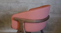 Chaise design en frêne bois teinte noyer assise bi matière couleur rose