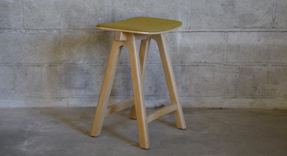 Taburete de bar de roble tapizado H60 cm madera tinte natural asiento tejido jaspeado amarillo