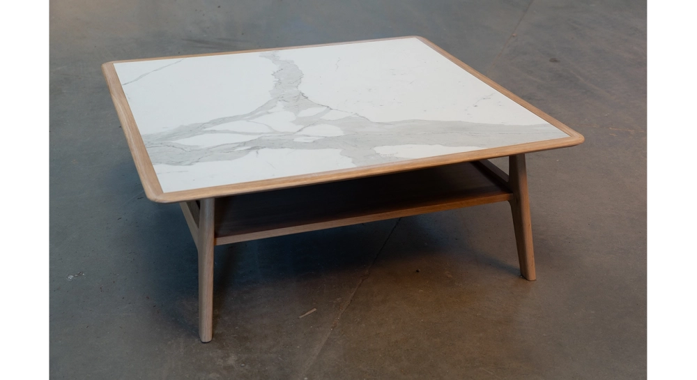 Square coffee table in oak and ceramic. with a natural wood finish and a white marble-effect ceramic top. 120x120 cm