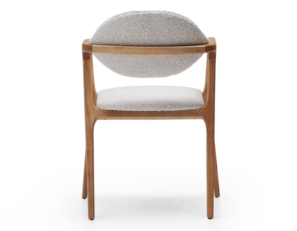 Chaise design avec accoudoirs bois teinte naturelle et tissu bouclé blanc