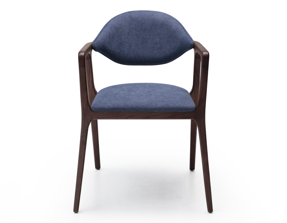 Silla de diseño con reposabrazos madera tintada en marrón oscuro y tejido azul océano