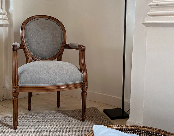 Fauteuil ancien style Louis XVI bois teinte ancienne et tissu gris clair