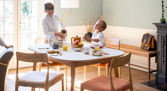Table extensible 6 à 10 personnes en chêne et céramique allonges bois avec bois teinte naturelle et plateau céramique effet marbre blanc 140x90 cm