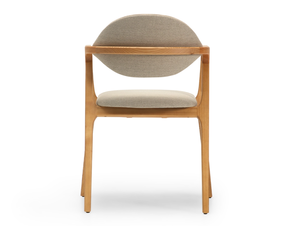 Chaise design avec accoudoirs bois teinte naturelle et tissu camel