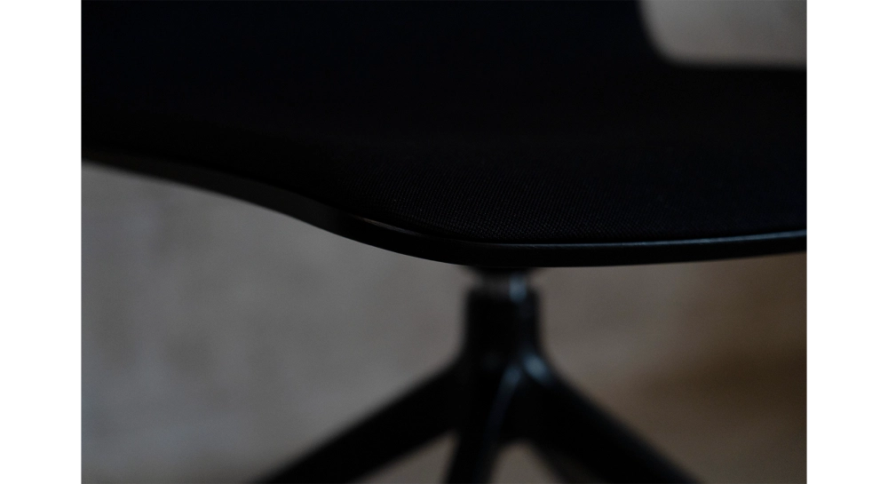 Chaise de bureau à roulettes dossier bois teinte anthracite assise en laine bouillie anthracite