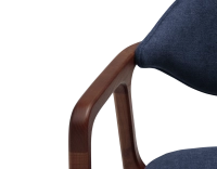 Chaise design avec accoudoirs bois teinte merisier et tissu bleu océan