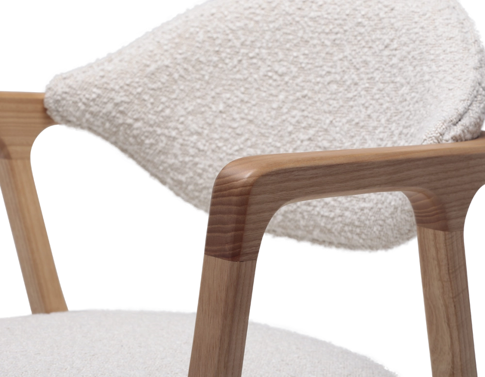 Chaise design avec accoudoirs bois teinte naturelle et tissu bouclé blanc