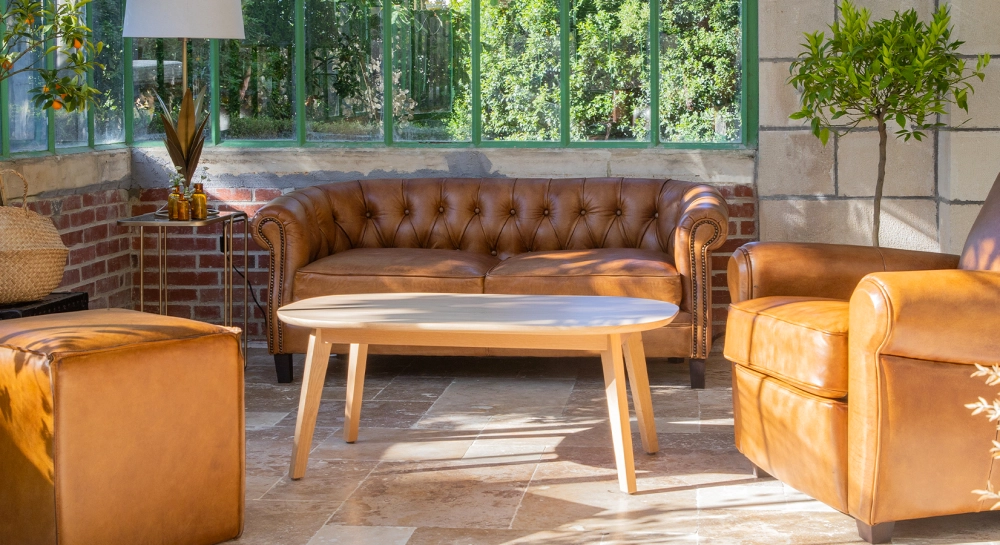 Canapé Chesterfield cuir 2 places cognac accoudoirs cloutés