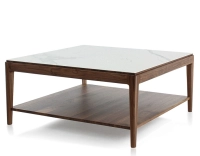 Table basse carrée en noyer et céramique avec tablette en bois teinte naturelle plateau céramique effet marbre blanc 100x100 cm