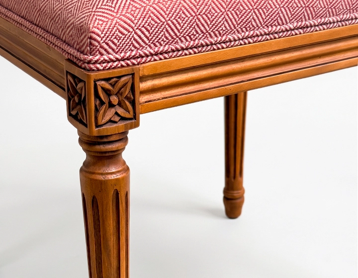 Silla antigua estilo Luis XVI respaldo de rejilla asiento de tela