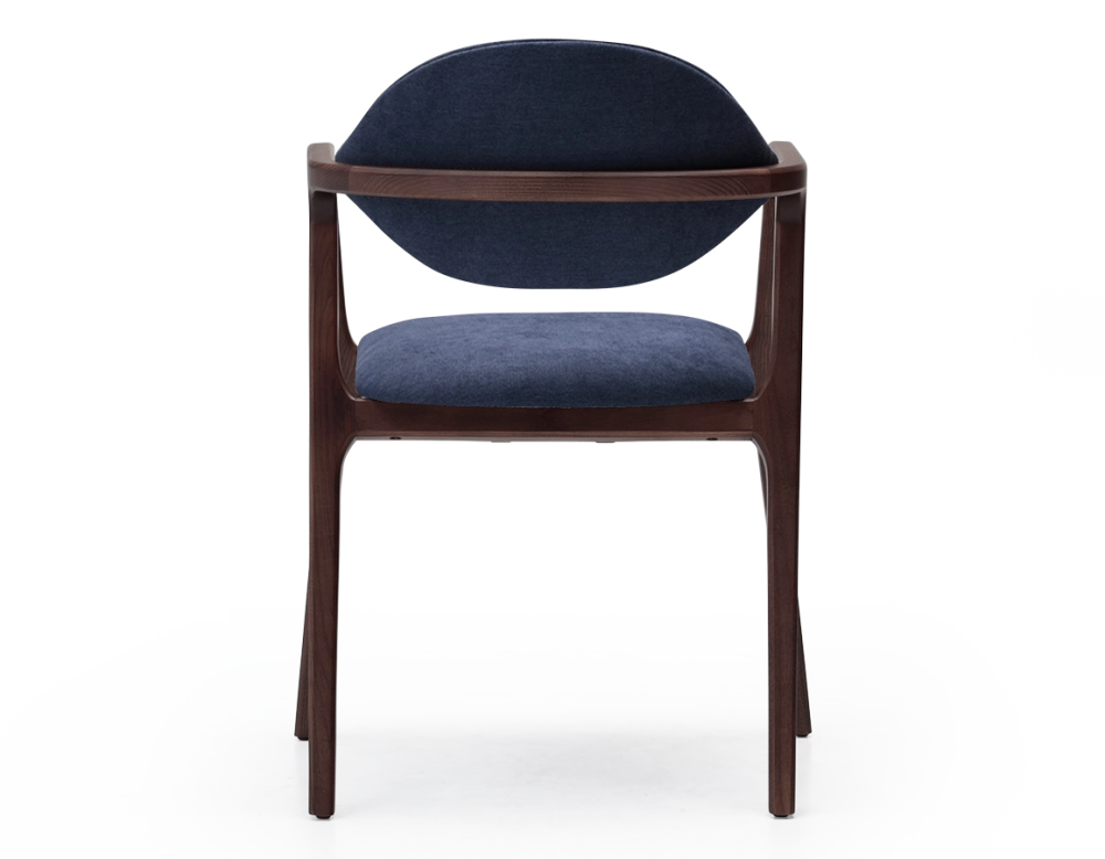 Silla de diseño con reposabrazos madera tintada en marrón oscuro y tejido azul océano