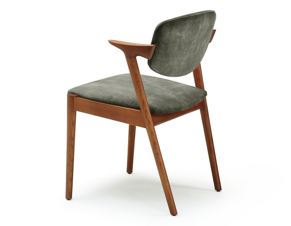 Chaise scandinave bois teinte merisier assise tissu velours vert forêt