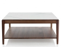 Table basse carrée en noyer et céramique avec tablette en bois teinte naturelle plateau céramique effet marbre blanc 100x100 cm