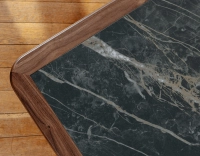 Table basse carré en noyer et céramique bois teinte naturelle plateau céramique effet marbre noir 100x100 cm
