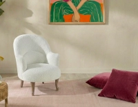 Fauteuil crapaud avec accoudoirs pieds bois teinte noyer et tissu bouclé blanc