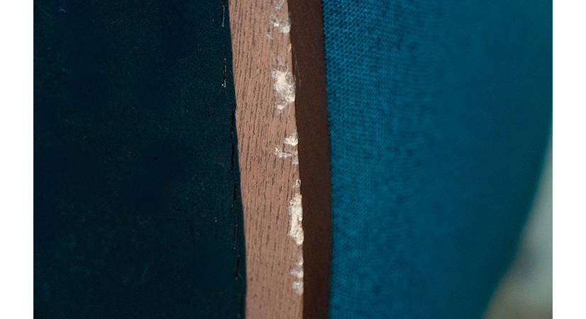 Club armchair fabric tissu bleu socle bois teinte noyer