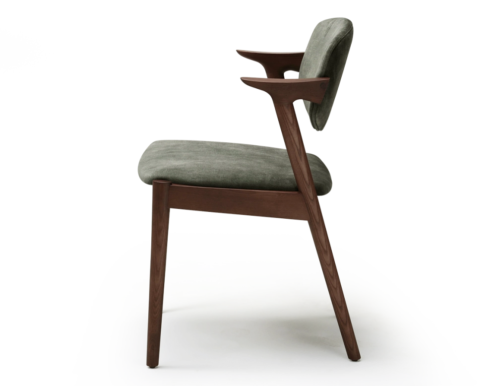 Chaise scandinave bois teinte marron foncé assise tissu velours vert forêt