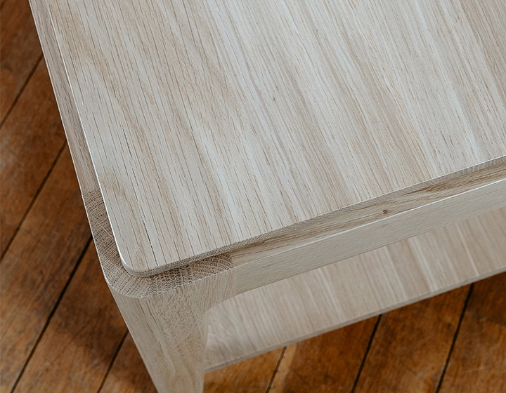 Table basse carrée en chêne avec tablette teinte naturelle 100x100 cm