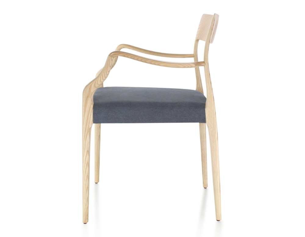 Chaise scandinave avec accoudoirs bois teinte naturelle assise tissu gris
