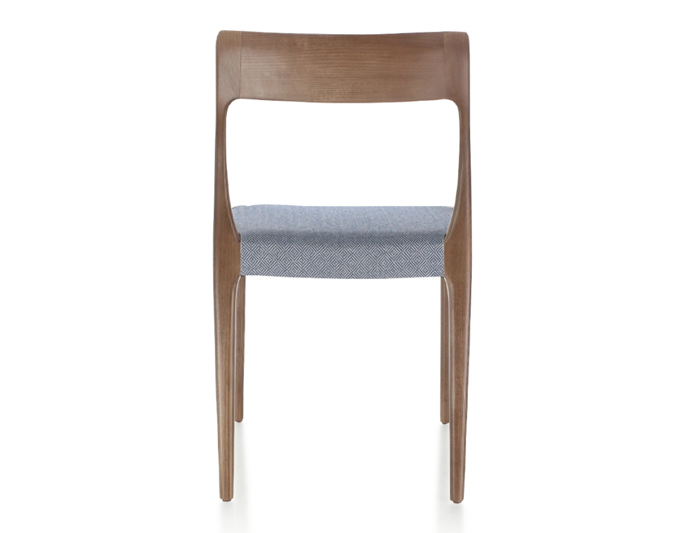 Chaise scandinave bois teinte marron foncé assise tissu chevron bleu