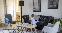 Canapé Chesterfield cuir 2 places noir accoudoirs cloutés