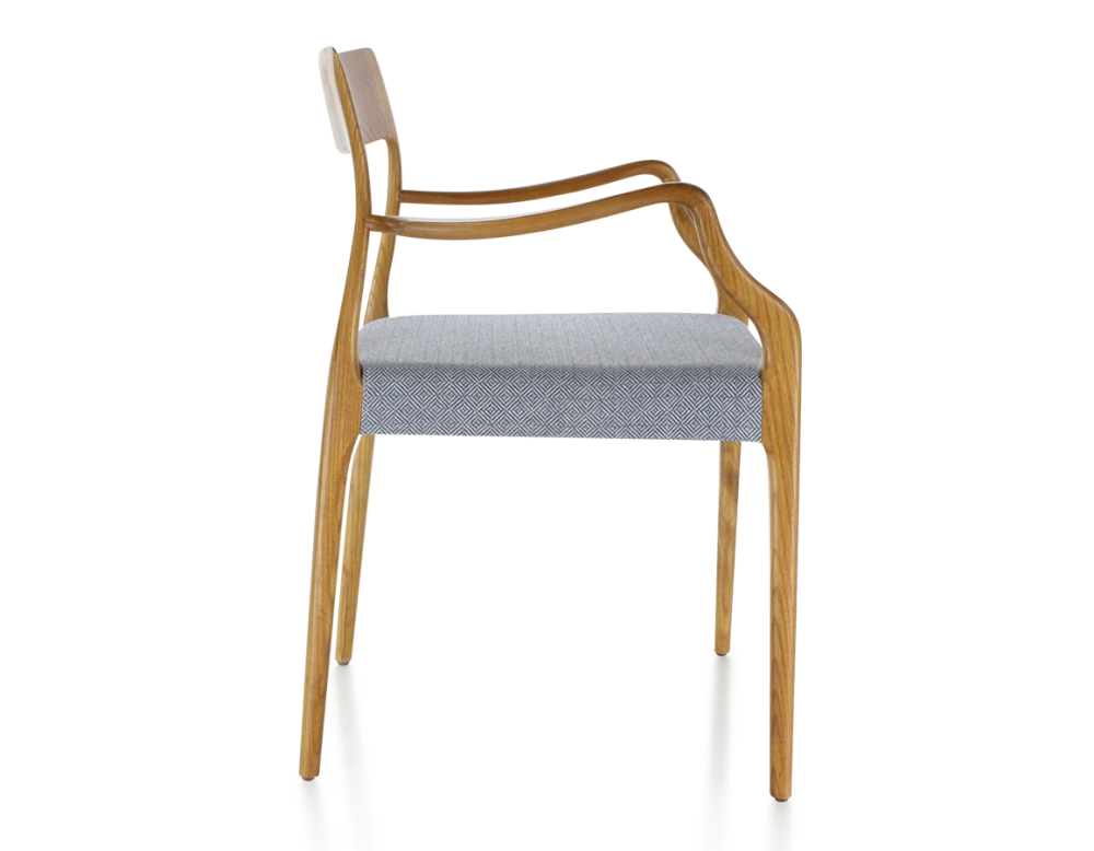 Chaise scandinave avec accoudoirs bois teinte merisier assise tissu chevron bleu