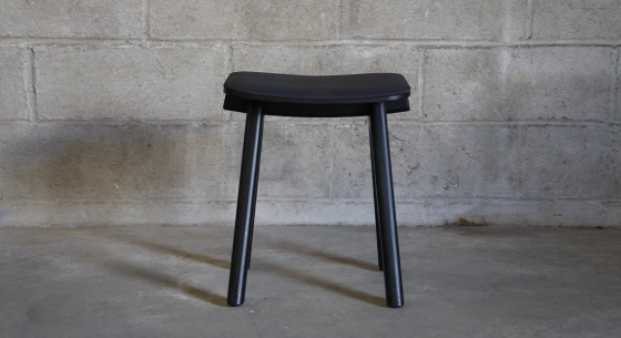 Tabouret en chêne tapissé H45 cm bois teinte noire assise tissu noir