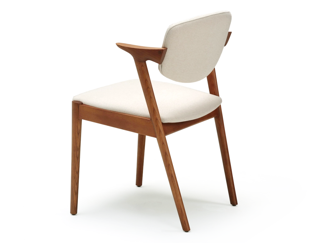 Chaise scandinave bois teinte merisier assise tissu blanc cassé