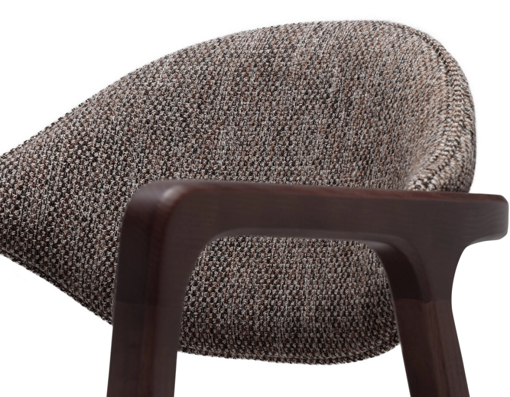 Chaise design avec accoudoirs bois teinte foncée et tissu chiné marron