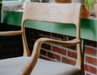 Chaise scandinave avec accoudoirs bois teinte naturelle assise tissu camel