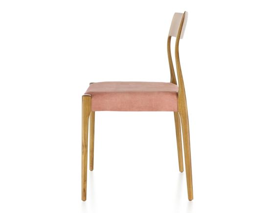 Chaise scandinave bois teinte merisier assise tissu velours rose pâle