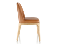 Chaise design bois teinte naturelle et cuir caramel
