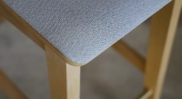 Taburete de bar de roble H80 cm madera tinte natural asiento tejido gris