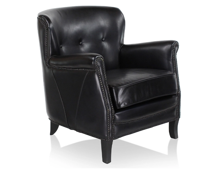 Sillón club de piel negro reposabrazos con tachuelas