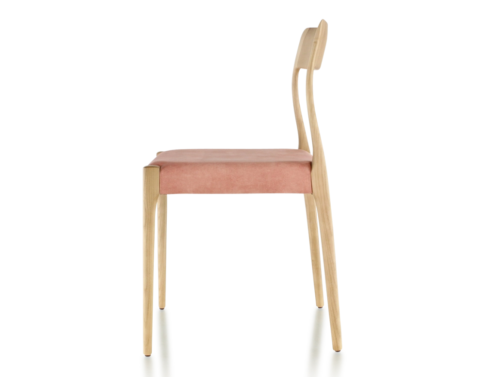 Chaise scandinave bois teinte naturelle assise tissu velours rose pâle