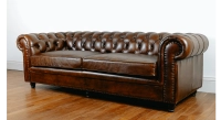 Canapé Chesterfield cuir 3 places marron soutenu accoudoirs cloutés