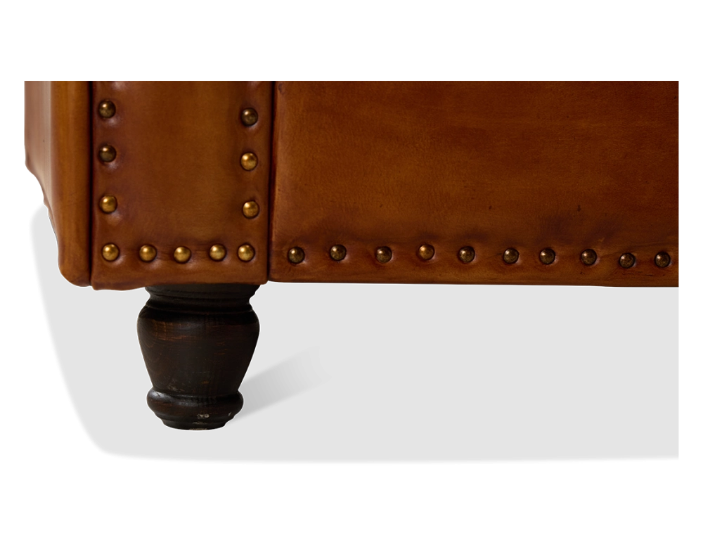 Fauteuil chesterfield cuir marron clair accoudoirs cloutés
