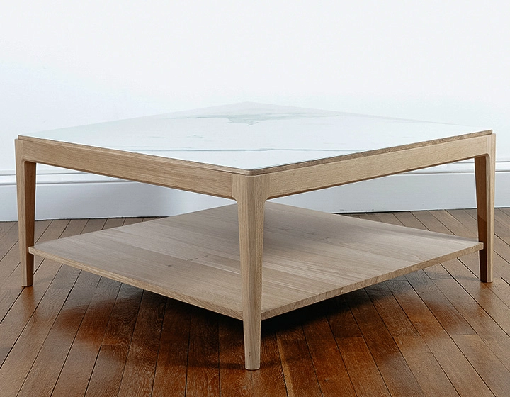 Mesa de centro cuadrada de roble y cerámica con estante en madera tinte natural tablero cerámico efecto mármol blanco 100x100 cm