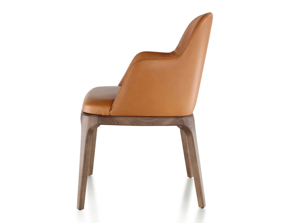 Silla de diseño con reposabrazos madera tintada marrón oscuro y piel caramelo