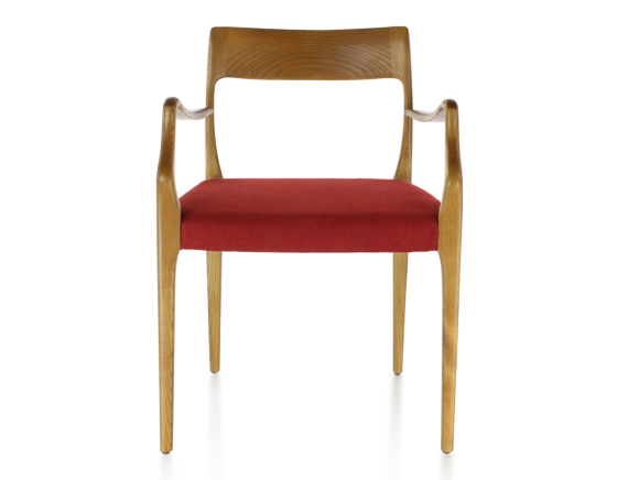 Silla escandinava con reposabrazos madera tinte cerezo asiento tejido burdeos