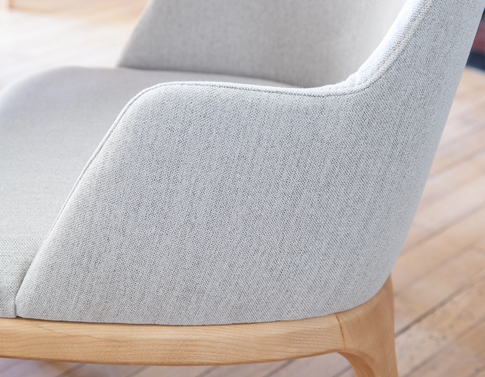 Chaise design avec accoudoirs bois teinte naturelle et tissu beige naturel