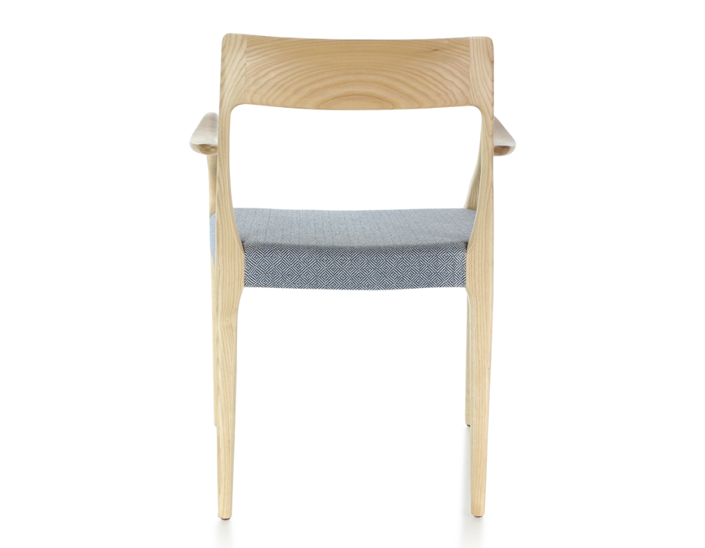 Chaise scandinave avec accoudoirs bois teinte naturelle assise tissu chevron bleu